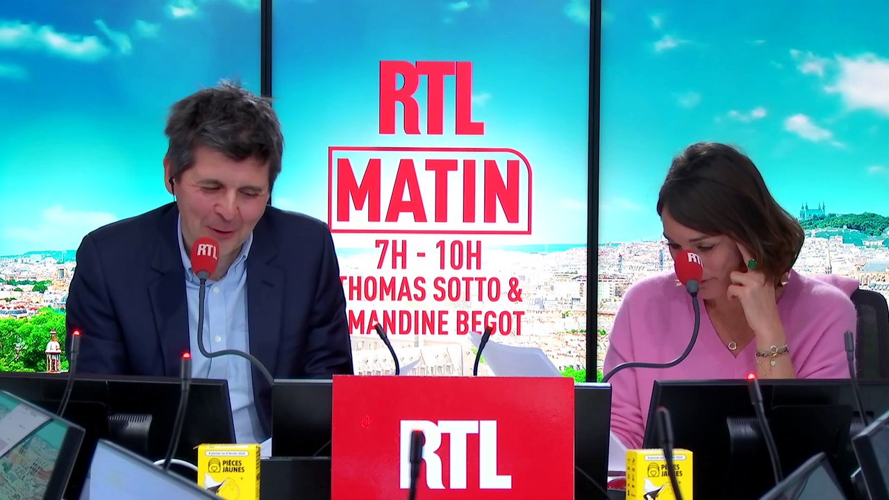 Alex Vizorek chante devant Enrico Macias : "Ah qu'ils sont gentils les gens de LFI, laï laï laï laï lalaï, laï laï lalaï"