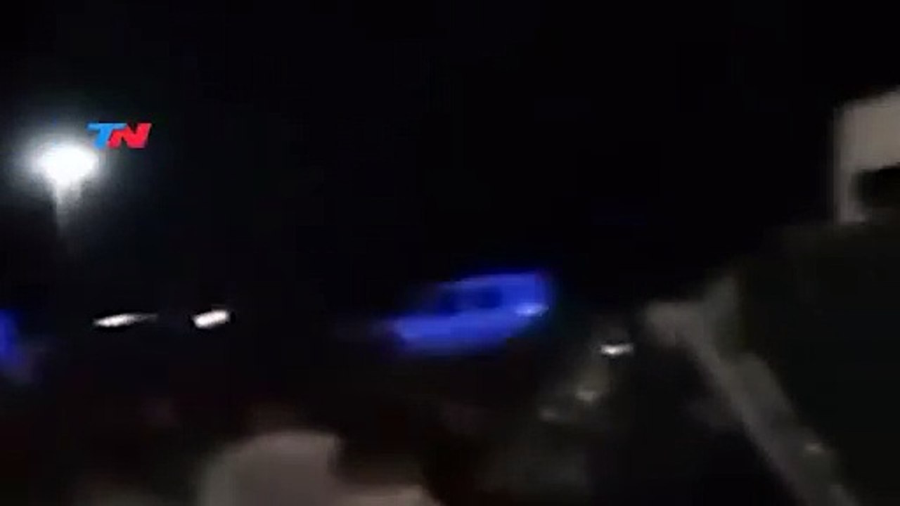 VIDEO: Volcó un camión que transportaba fernet y fue saqueado en minutos