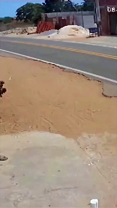 Pai e filha evitam atropelamento ao pegar moeda no Ceará