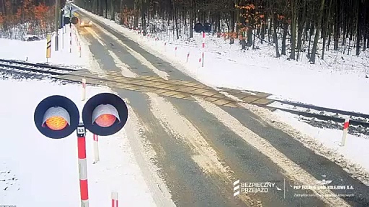 Wypadek w Ozimku. Kierowca wjechał wprost pod pociąg