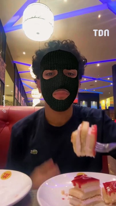 Il a tellement mangé au buffet à volonté qu'un vigile est intervenu !