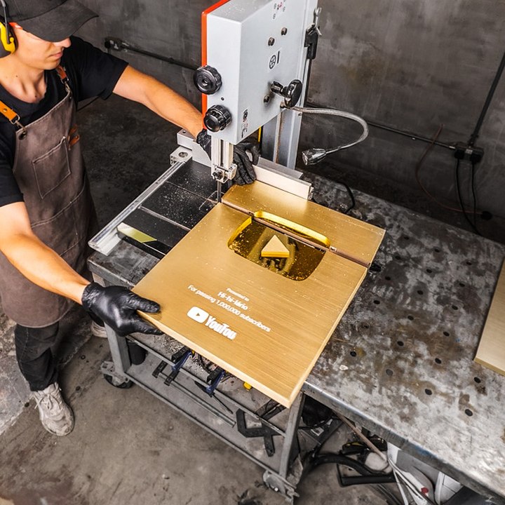 How much gold is in a YouTube play button for a 1M subscriber?