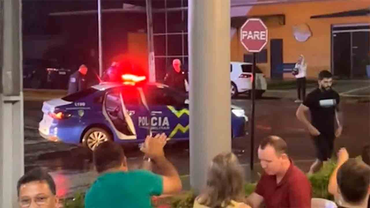 映像：若者が警察の追跡劇を撮影し、意外なヒーローの登場でバイラルに