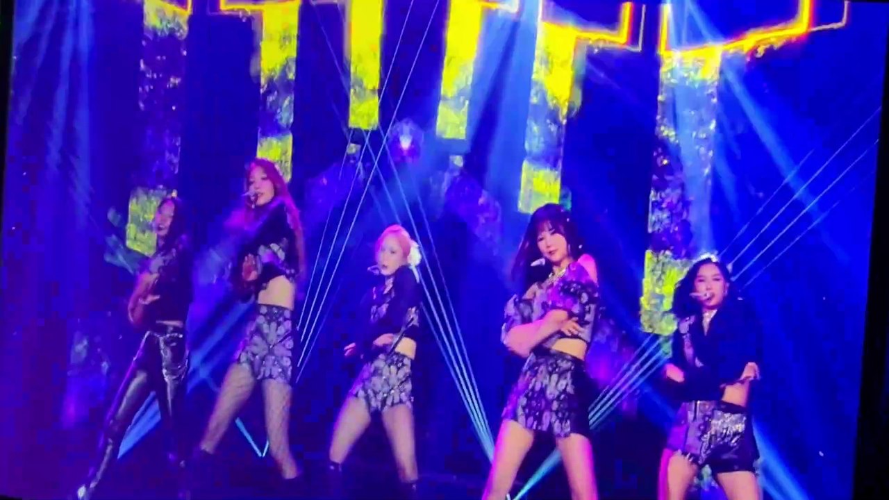 EVERGLOW ~ DUN DUN #hallyu2022 #EVERGLOW #kpop #dundun #yuehua #london #에버글로우 #reminiscence #popfest