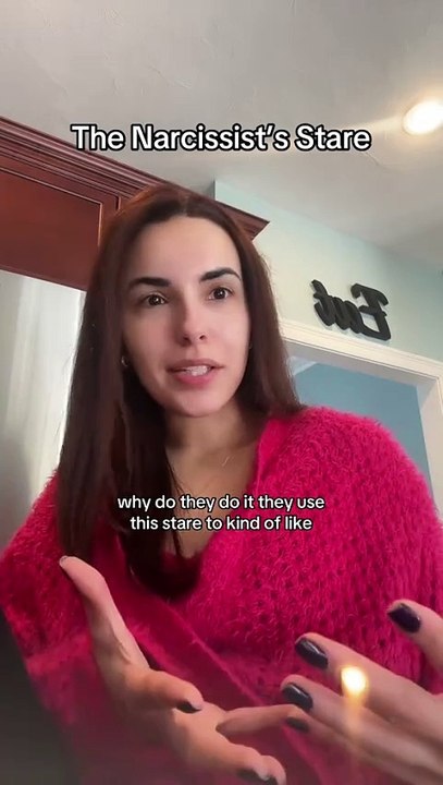 « Le regard narcissique » : Une créatrice de contenus met en garde contre ce signal d’alarme inquiétant