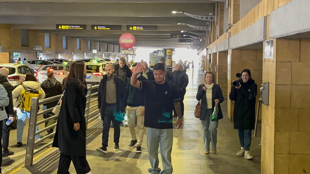 El Cucho Hernández llega a Sevilla para firmar por el Betis