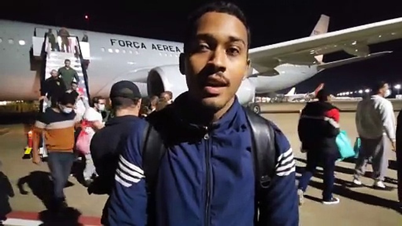 Brasileiros repatriados relatam uso de algemas e alívio após desembarque