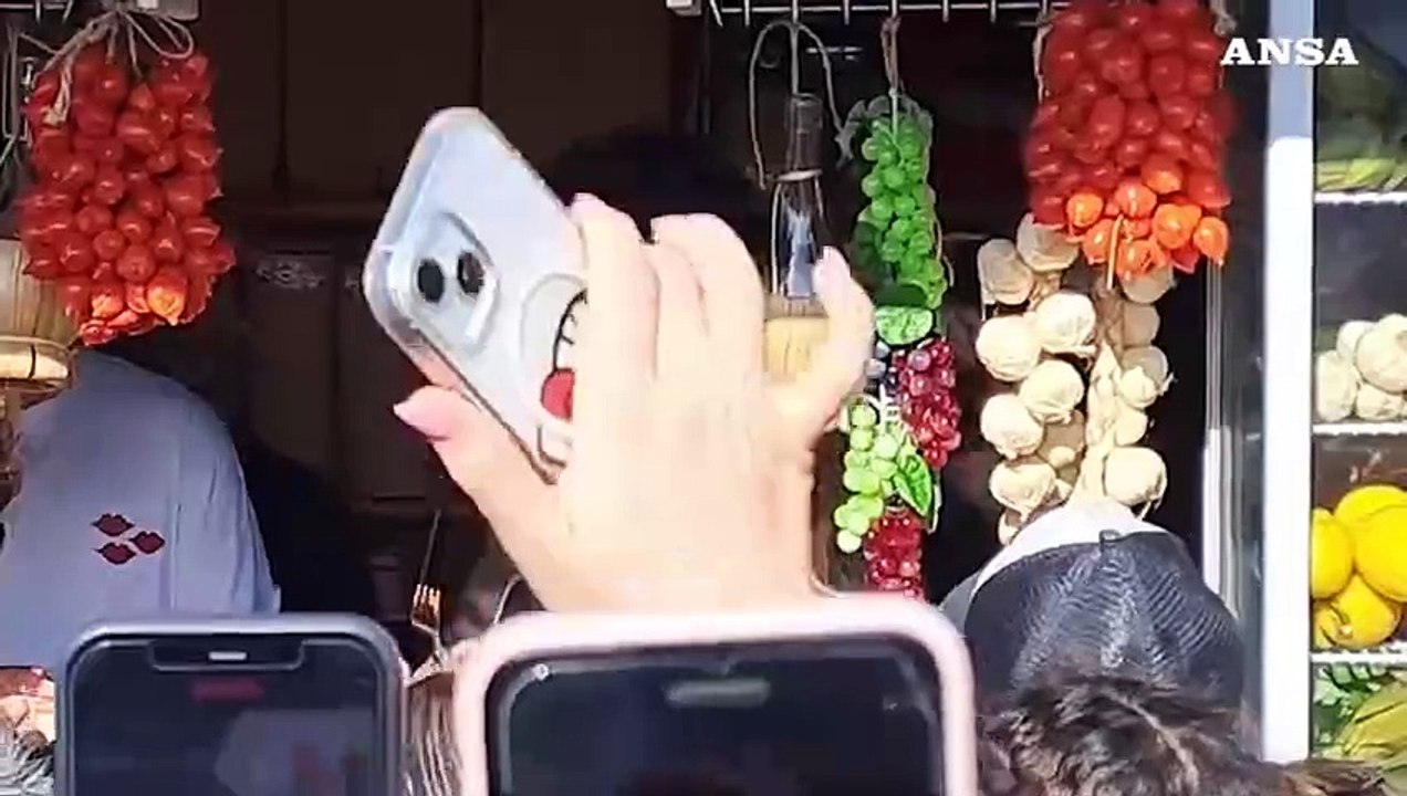 Sanremo 2025, Tony Effe distribuisce maritozzi