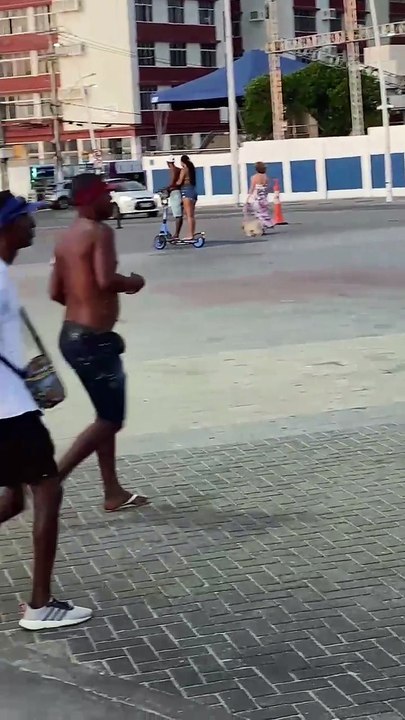 Movimentação de usuários com patinetes é registrada na Barra