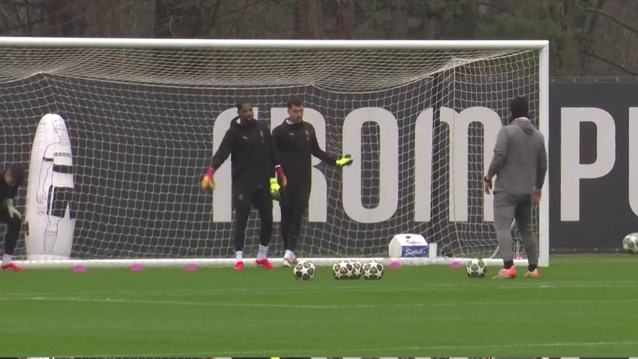 Mike Maignan s'entraîne avant le barrage Feyenoord - AC Milan