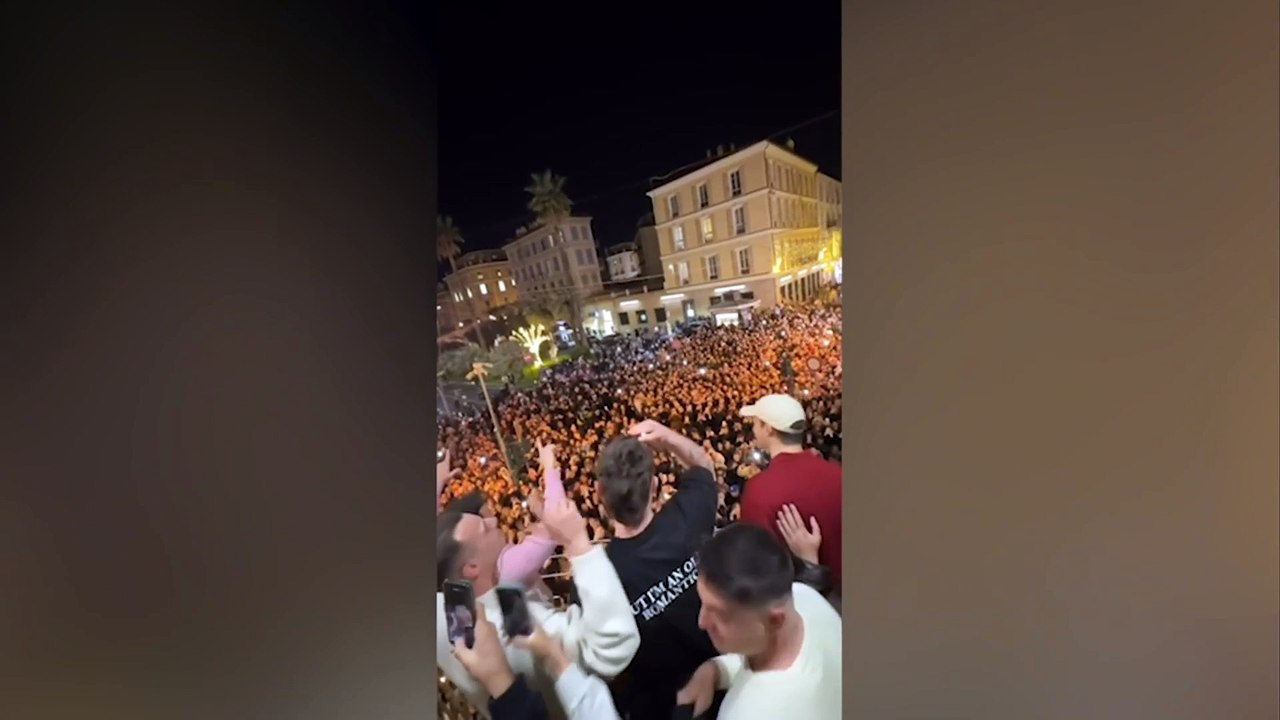 Olly paralizza Sanremo: canta dal balcone davanti a centinaia di persone