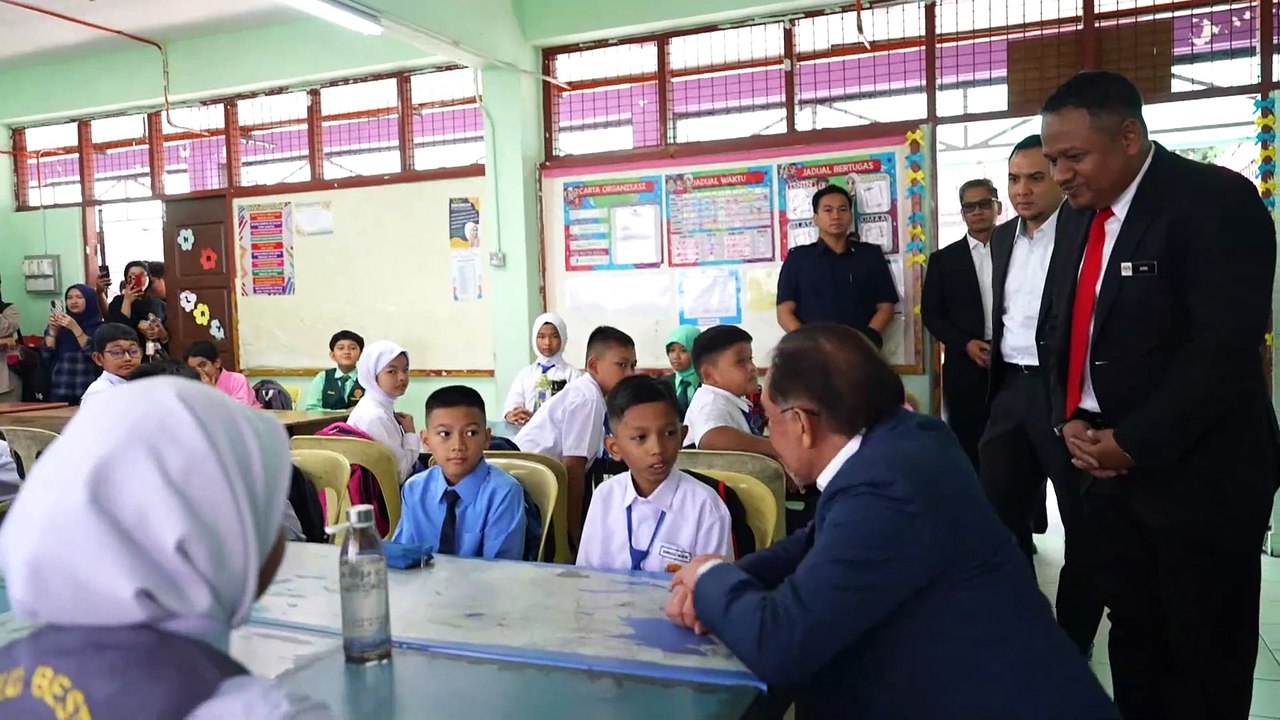 安华突击巡视校园 倾听师生家长心声