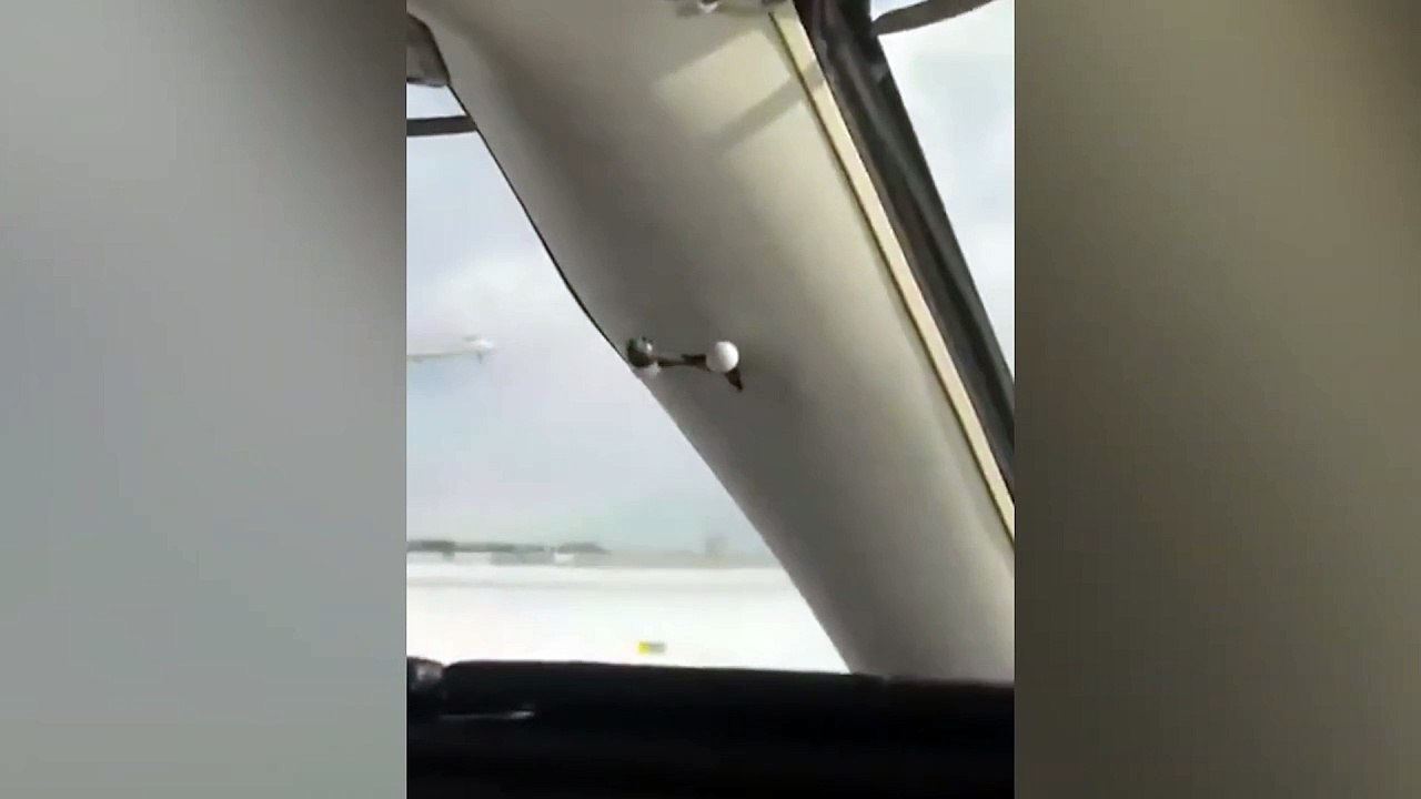 Avião capota e para de ponta-cabeça em Toronto, no Canadá; 80 pessoas estavam a bordo