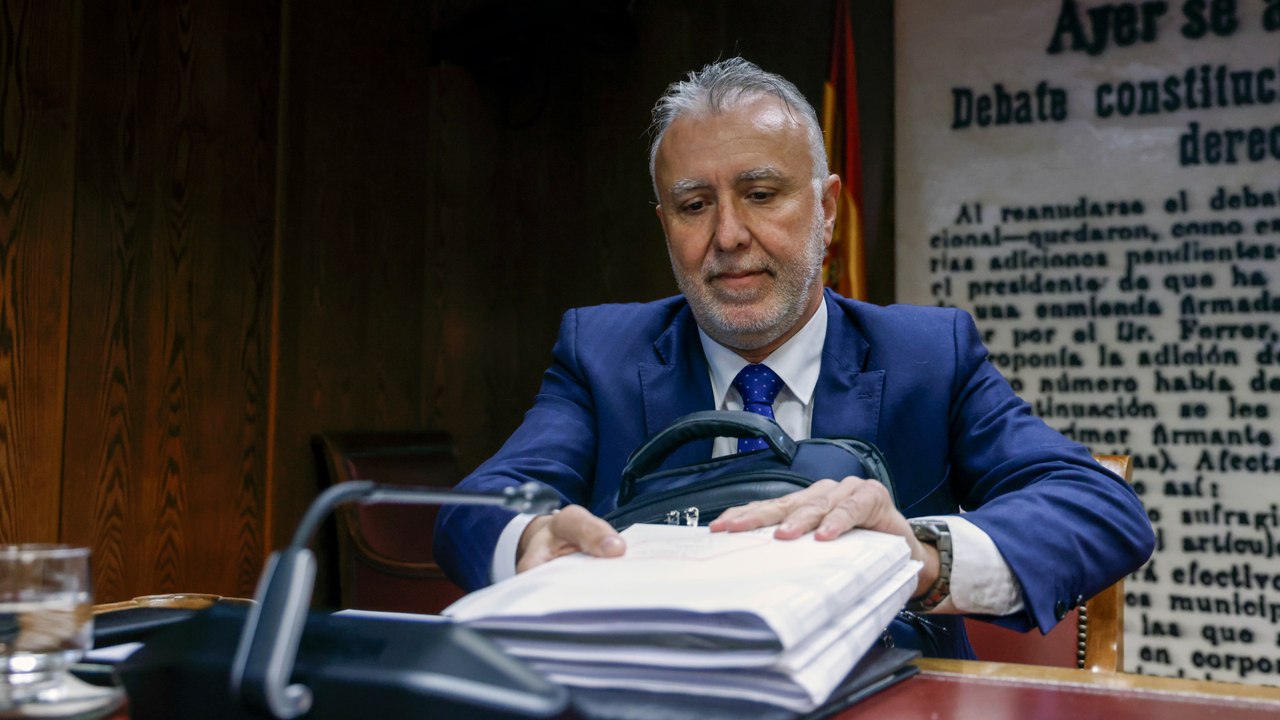 Ángel Víctor Torres presenta certificados de vuelo para desmentir la versión de Aldama