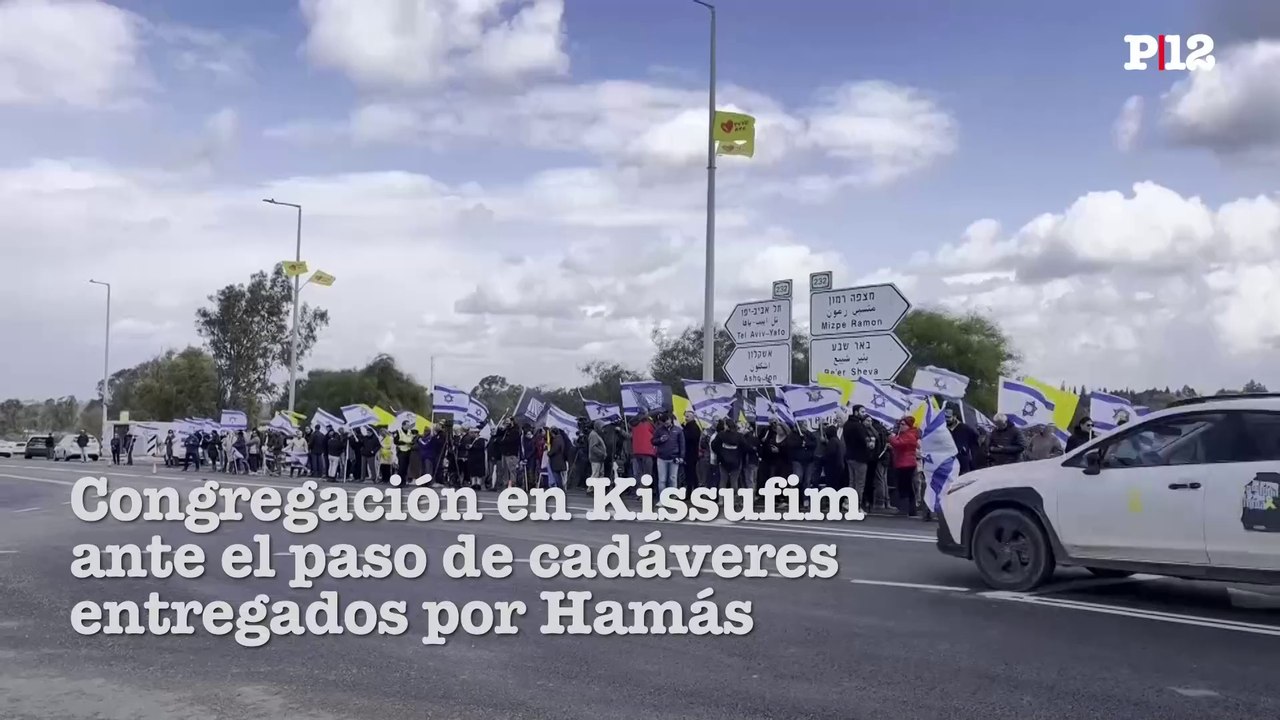 Familiares y ciudadanos se congregan en Kissufim ante el paso de los vehículos con los cadáveres entregados por Hamás