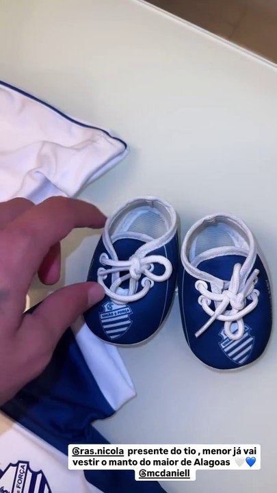 Filho de MC Daniel é presenteado com uniforme do CSA