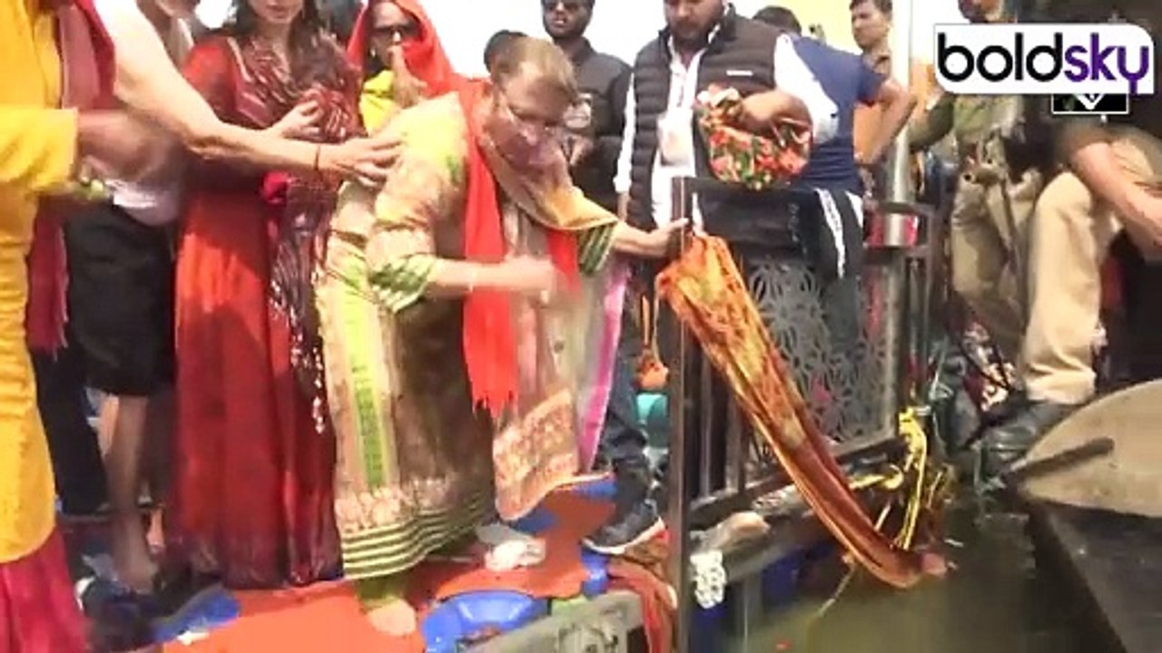 Tamannaah Bhatiya In Mahakumbh:अचानक महाकुंभ पहुंची Tamannaah, परिवार संग लगाई आस्था की डुबकी |