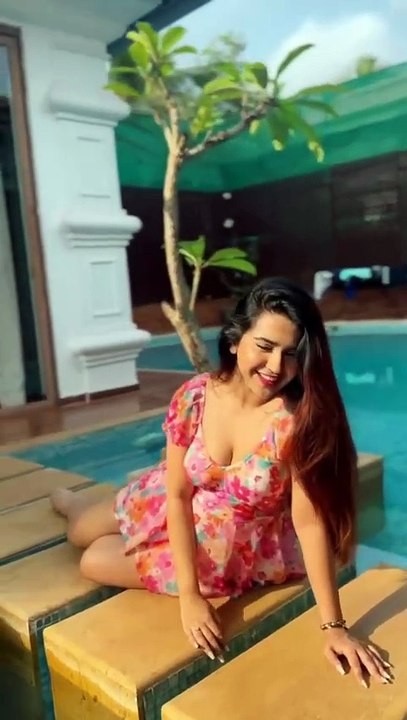 Roshni Walia's Cute & Smooth Trans Instagram Reels Compilation | Actress Roshni Walia