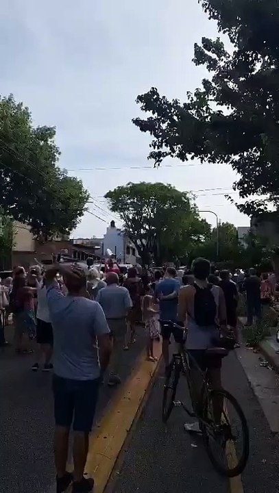 Vecinos le gritan "estafadora" a Karina Milei