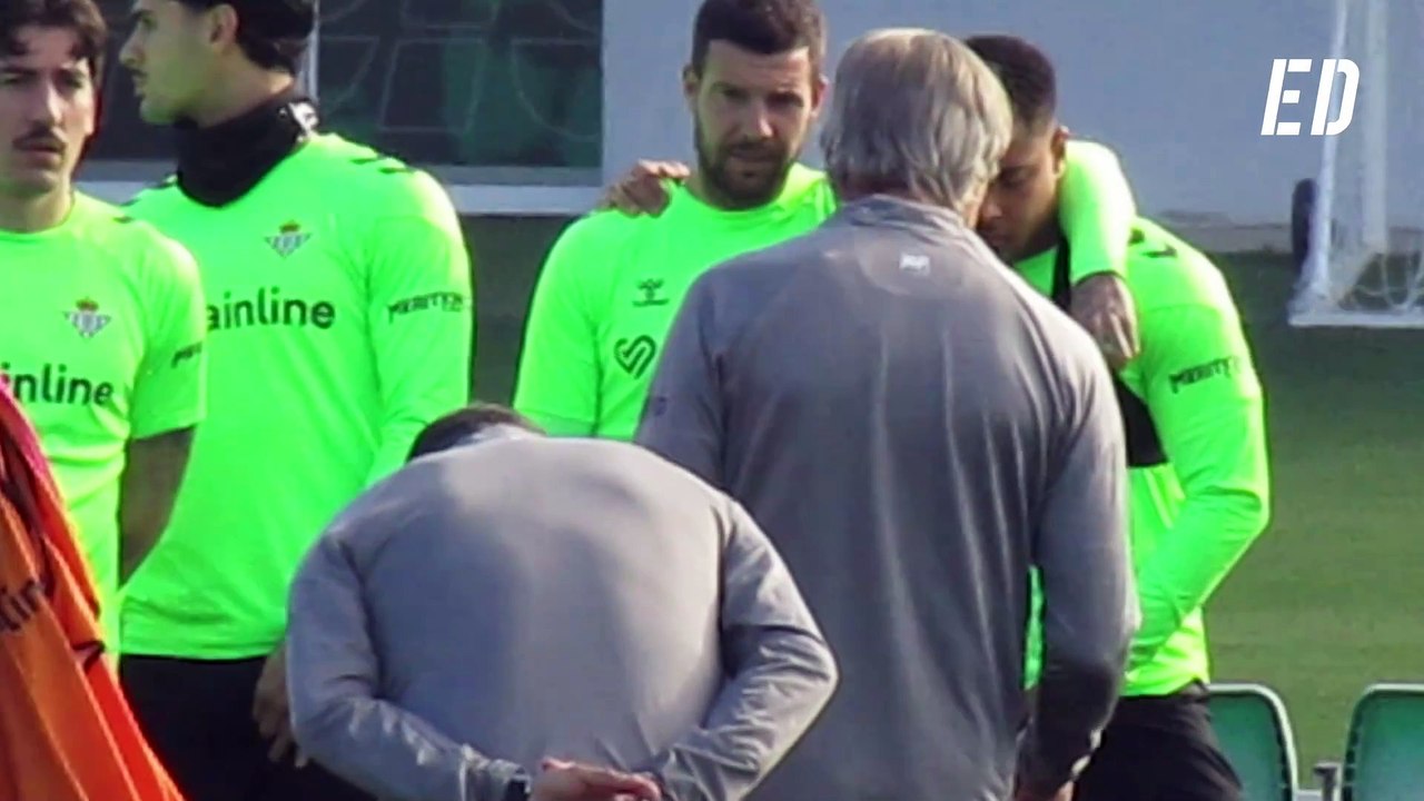 La plantilla del Betis arropa a Vitor Roque