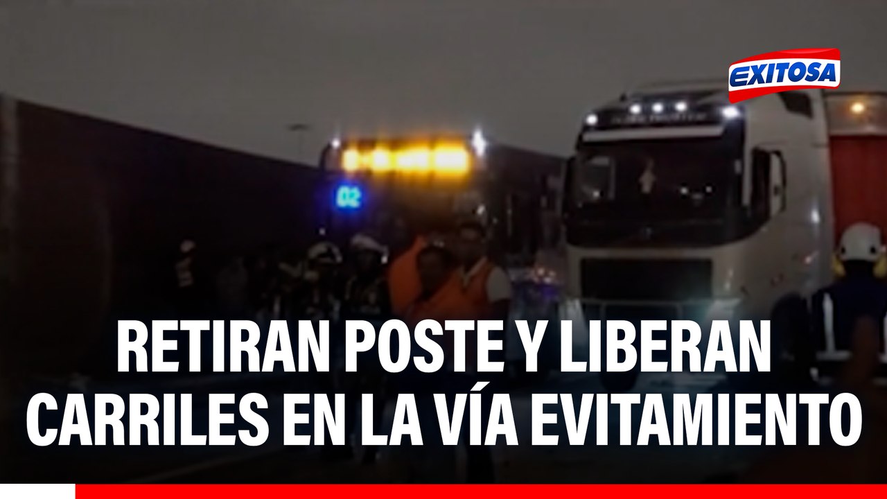 ¡Atención! Retiran poste de luz que cayó en plena Vía Evitamiento: Liberan carriles tras horas de bloqueo