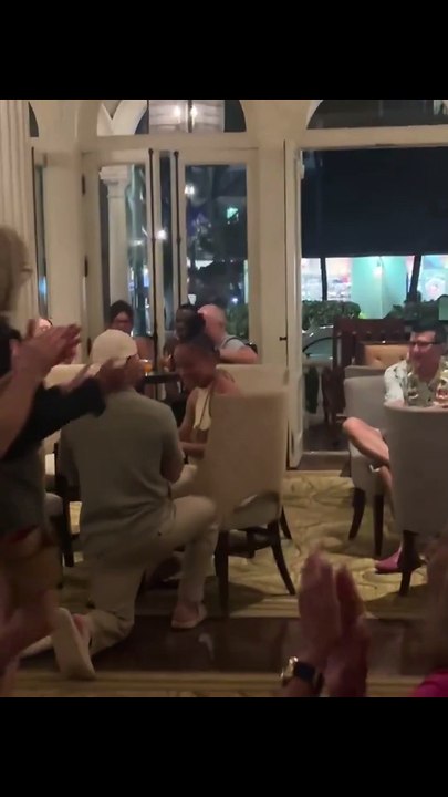 El ingenioso truco de una pareja para conseguir bebidas gratis en un bar