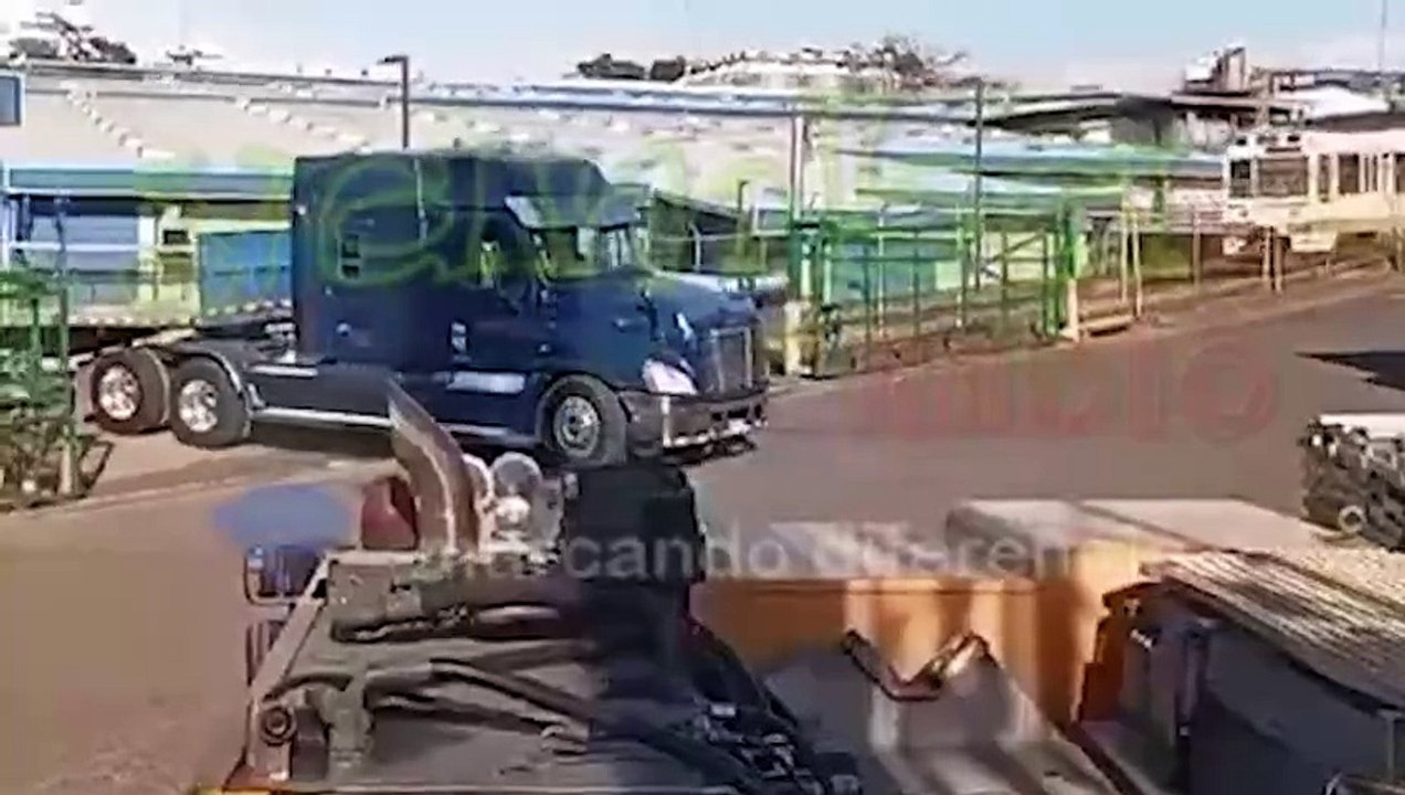 Trailer choca con tren