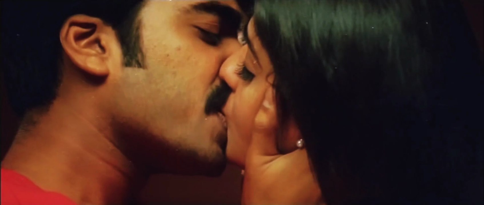 Nayantara Hot Liplock from Vallavan