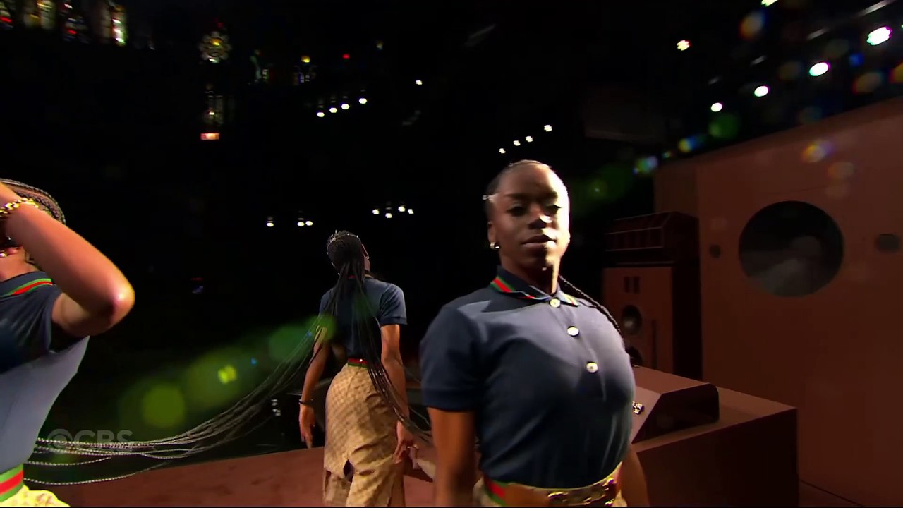 Doechii chante "Denial is a River" et "Boiled Peanuts" en live