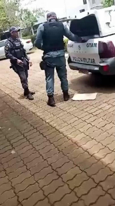 Homem algemado foge de policiais ao descer de camburão de viatura