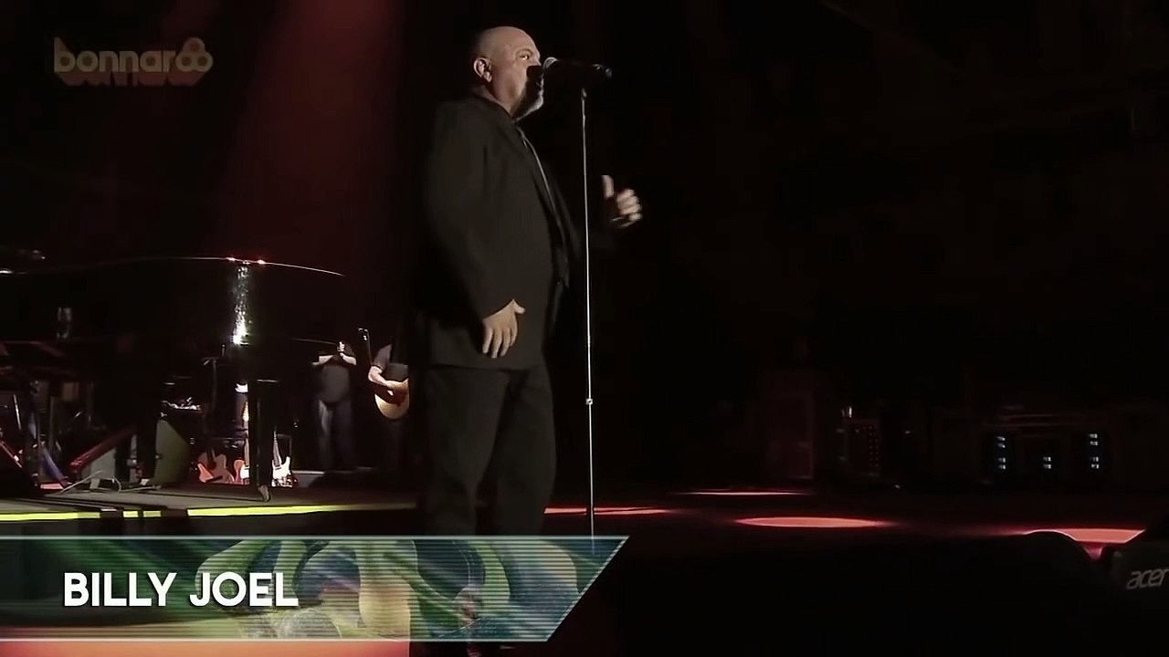 Billy Joel chante son tube "Uptown Girl" en live