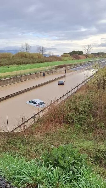 Maltempo in Toscana, la Fi-Pi-Li sommersa dall'acqua: auto rimaste intrappolate