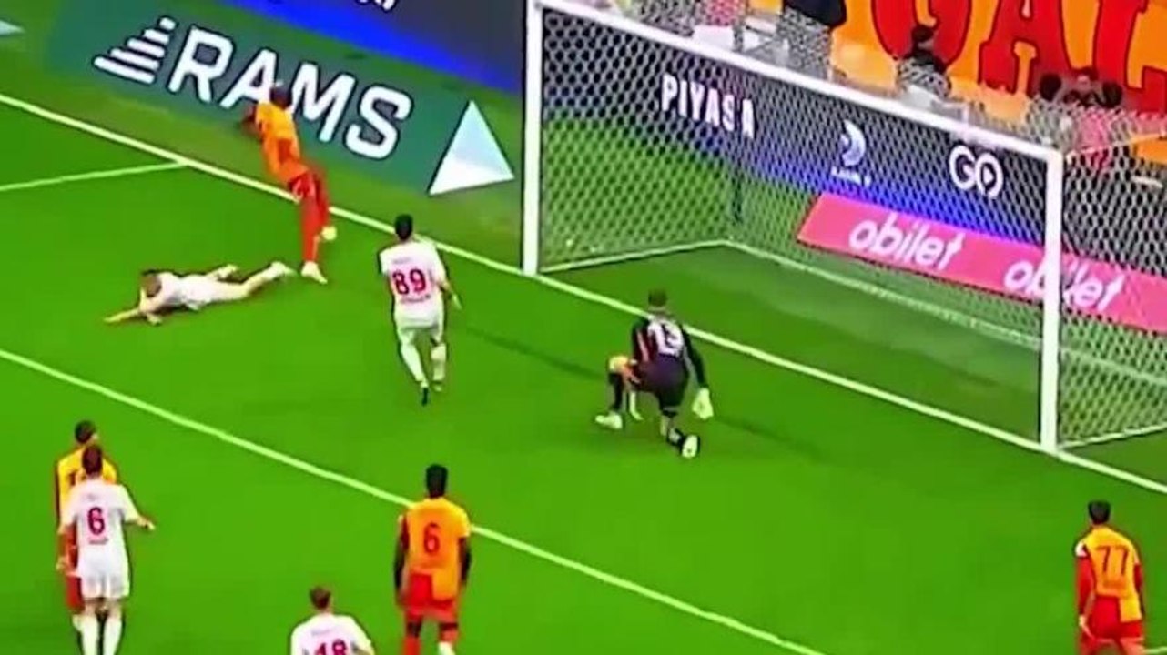 Galatasaray, Osimhen scatenato: tripletta contro l'Antalyaspor