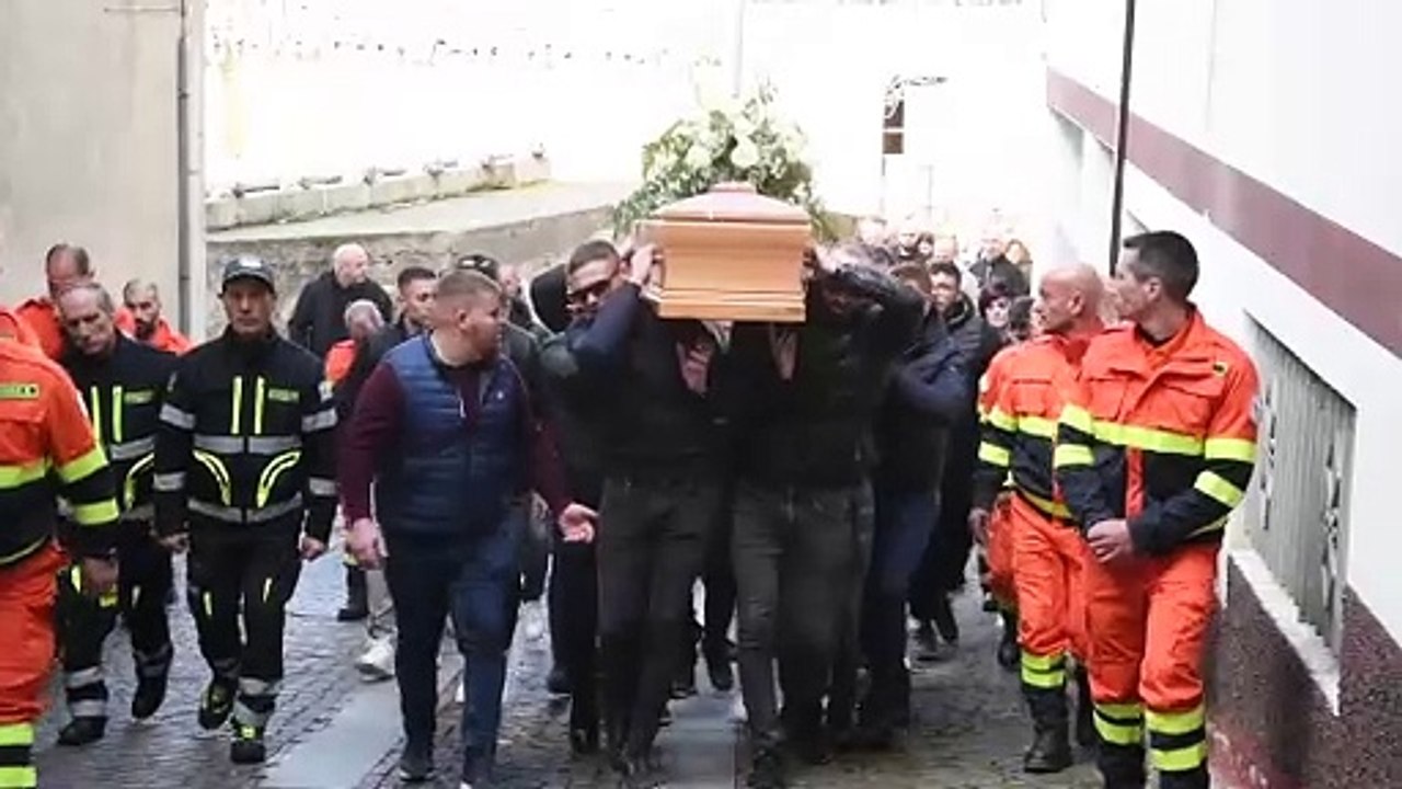 Ilbono, centinaia in corteo per accompagnare Marco Mameli nell'ultimo viaggio