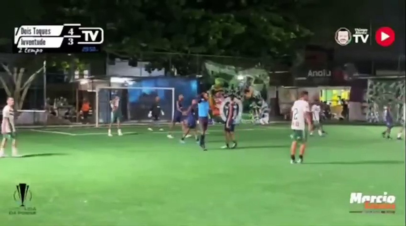 Polícia investiga morte durante jogo de futebol transmitido ao vivo