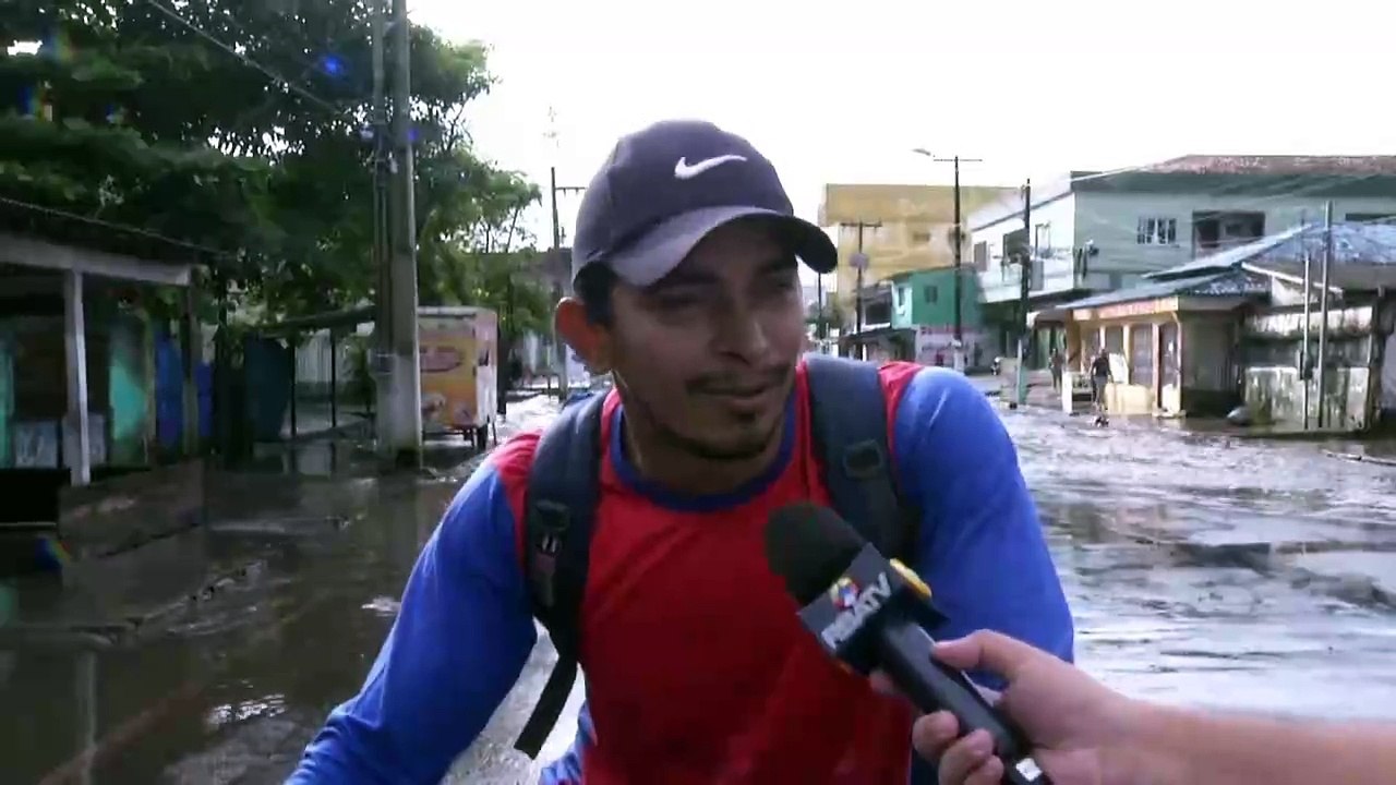 b'Populao enfrenta dificuldades em dias de chuva'