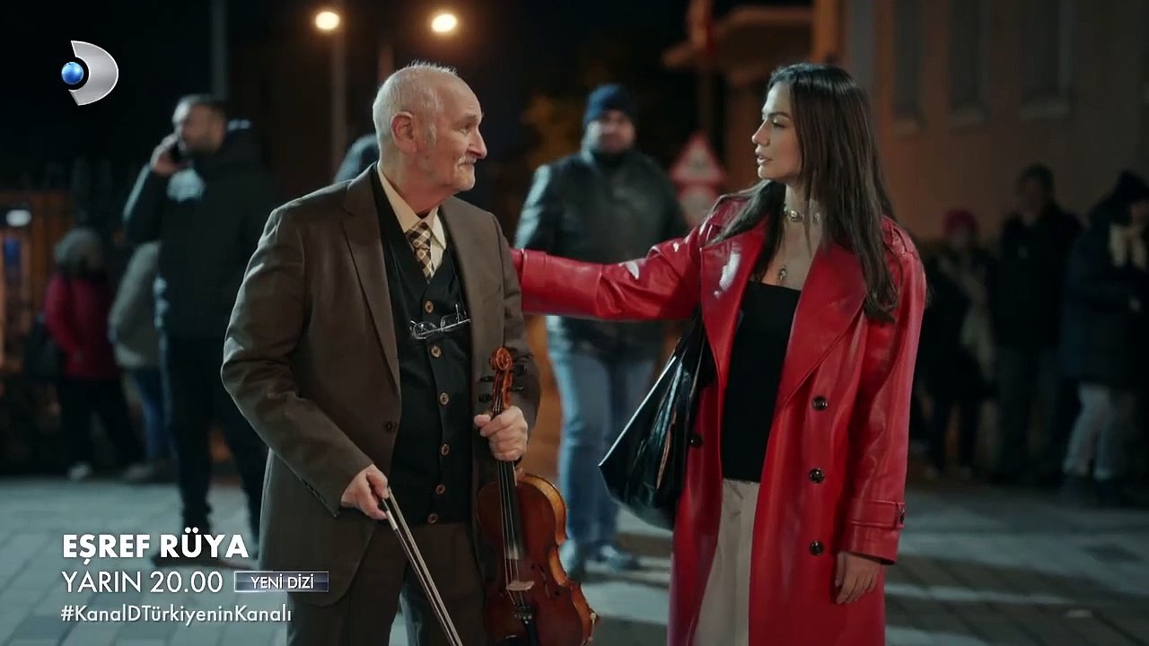 Demet Özdemir, İstiklal Caddesi’nde şarkı söyledi