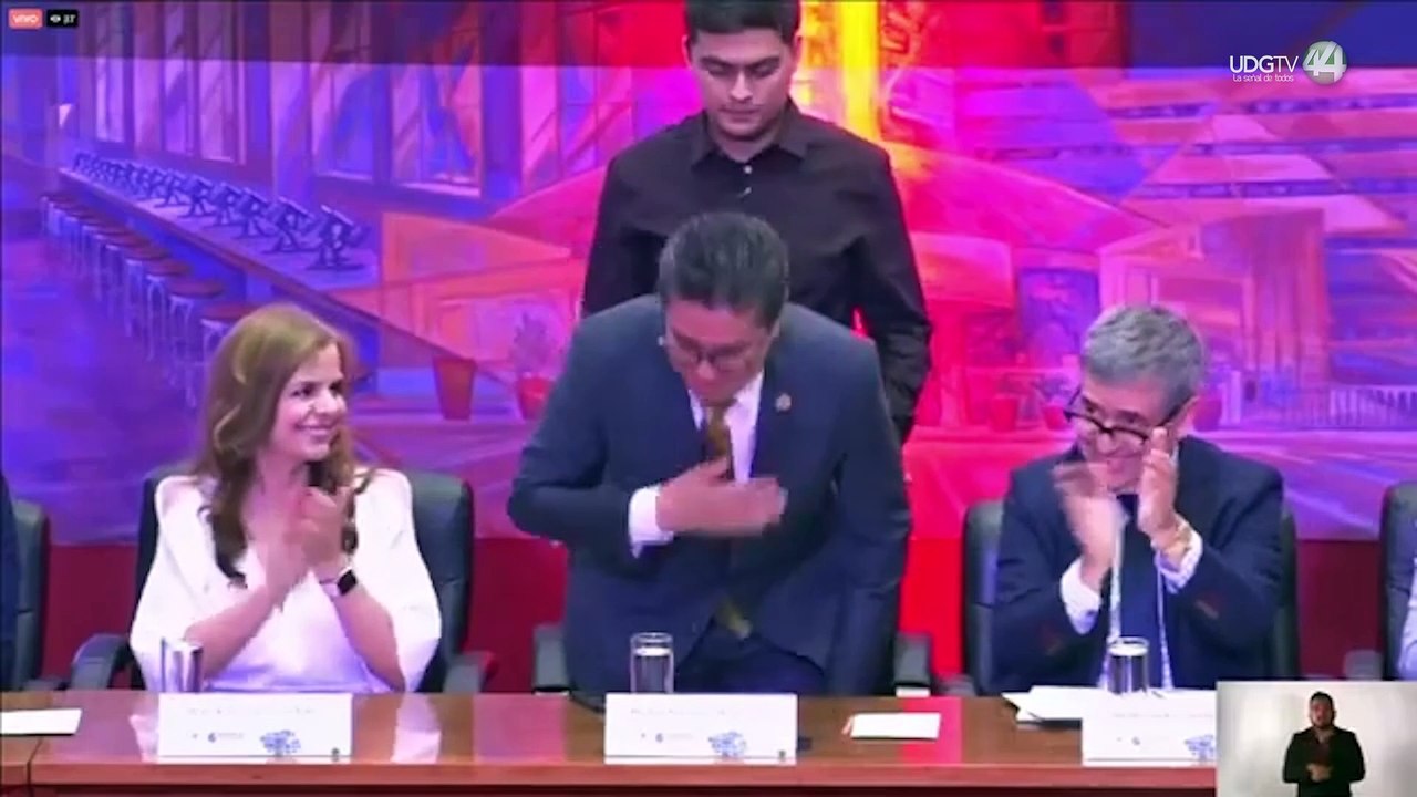 Con ovaciones por una pandemia superada, así se despide el rector del CUCS