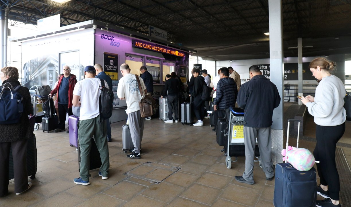Heathrow fire causes airport chaos