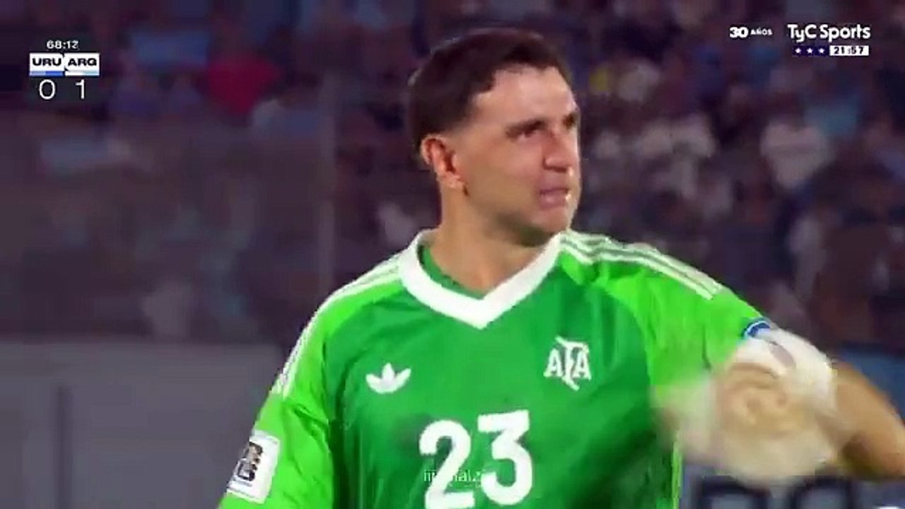 La reacción del Dibu Martínez por el golazo de Thiago Almada ante Uruguay
