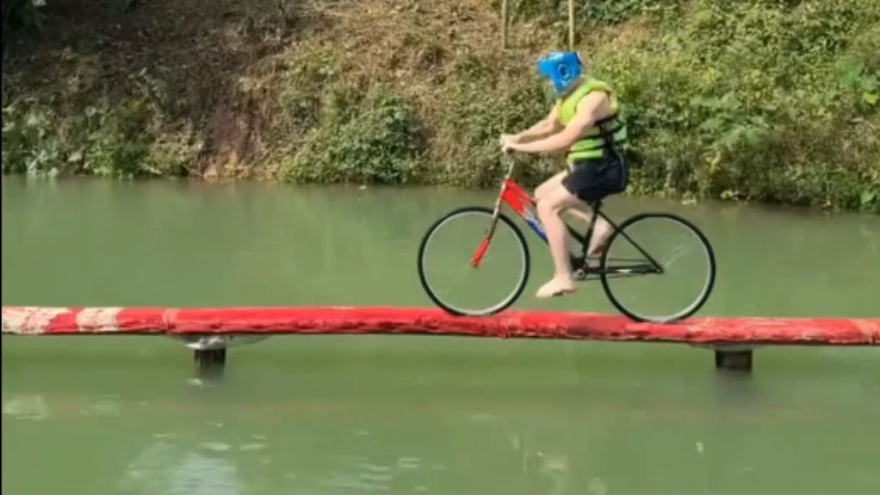 Thrill-seeker takes on Monkey Bridge Challenge in Phong Nha
