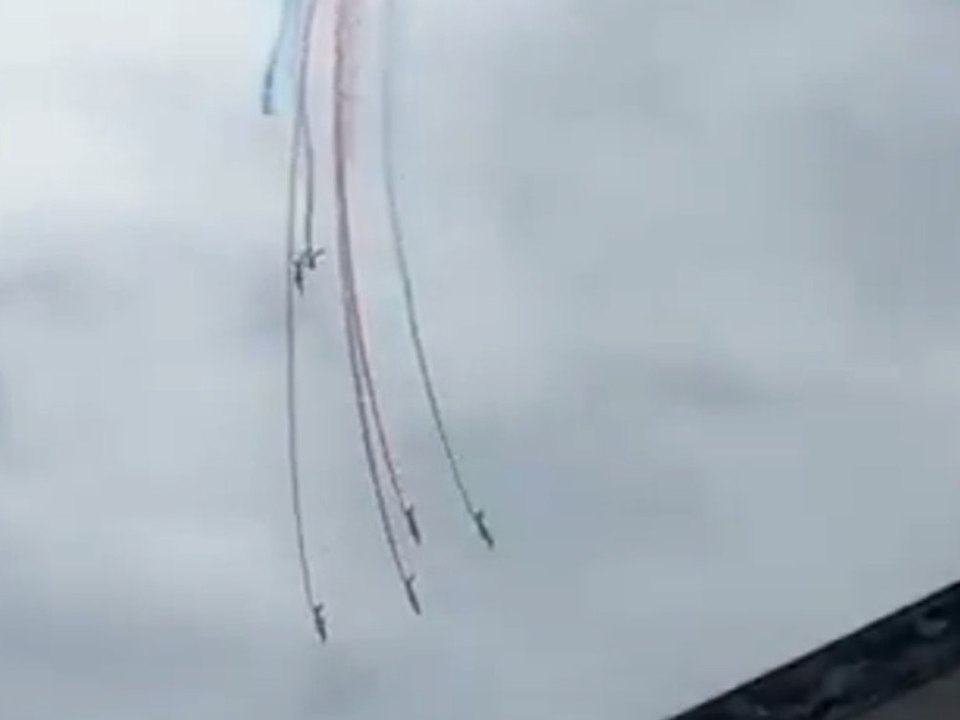 Kunstflug-Drama: Jets krachen ineinander und stürzen ab