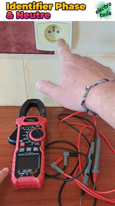 Comment identifier la phase et le neutre sur une prise de courant avec un multimètre ?