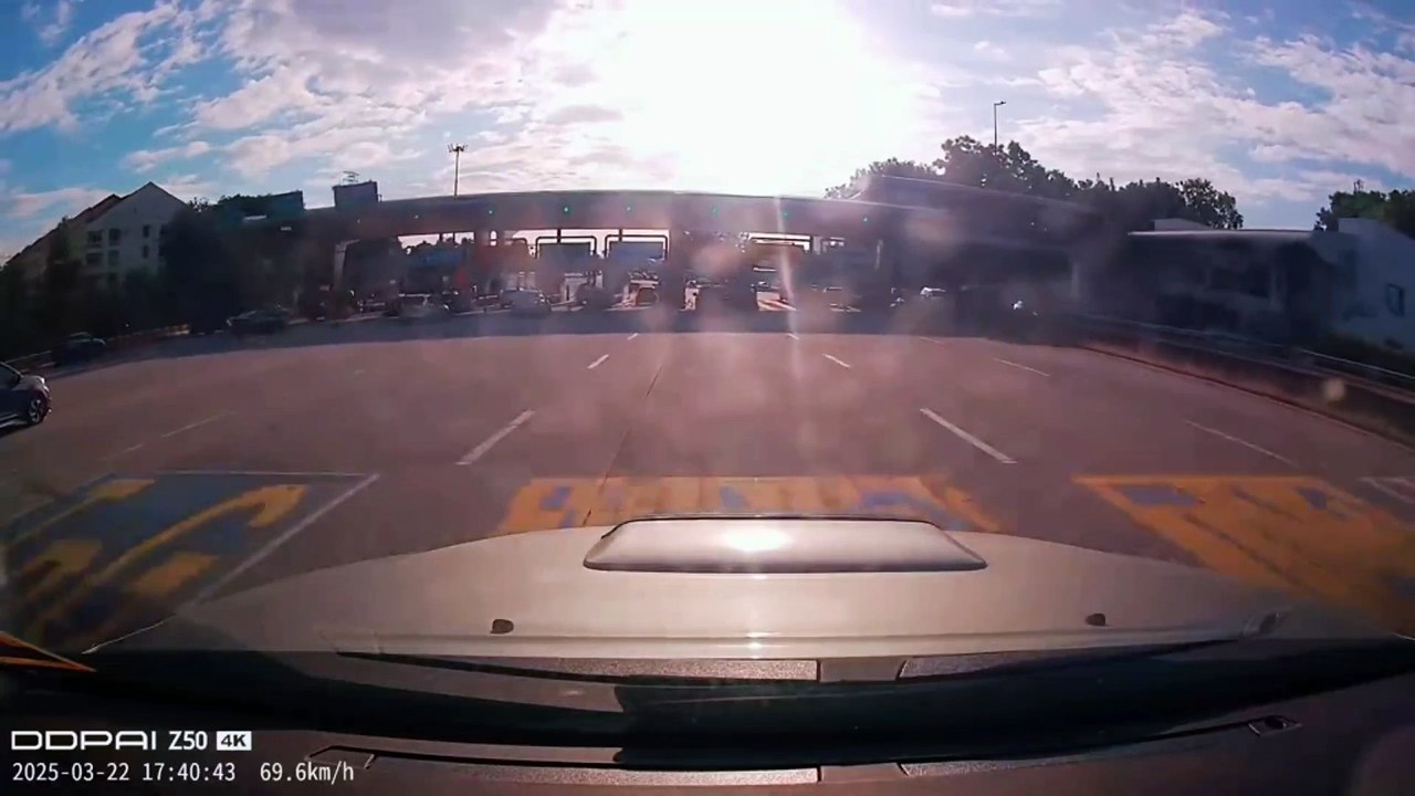 插队被鸣笛示警 男子竟下车骂人