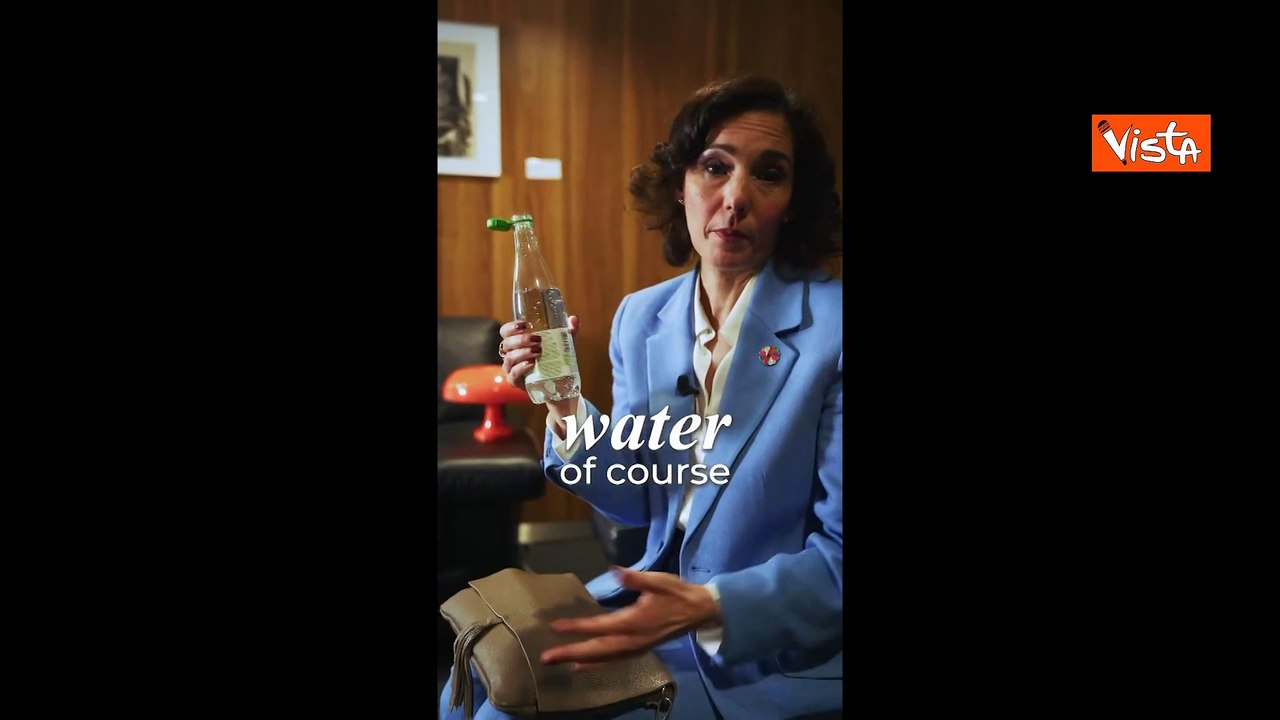 Coltellino svizzero, contanti, radio e medicine. Il kit di sopravvivenza della Commissaria Ue Lahbib