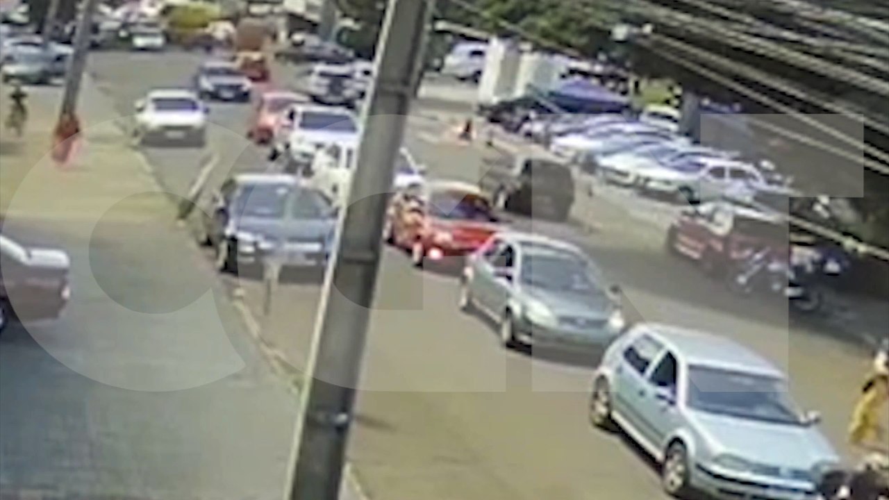 Veja por outro ângulo adolescente de bicicleta sendo atropelado