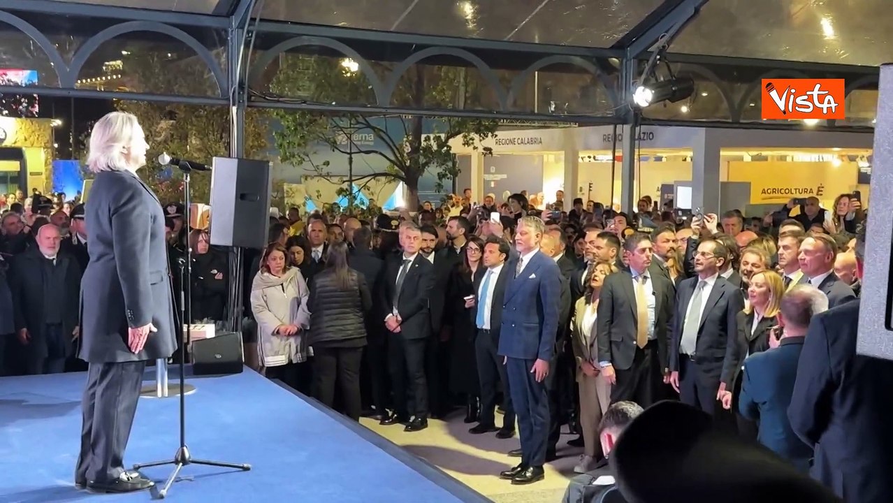 Meloni canta l'inno di Mameli tra il pubblico di "Agricoltura È" durante l'esecuzione del brano