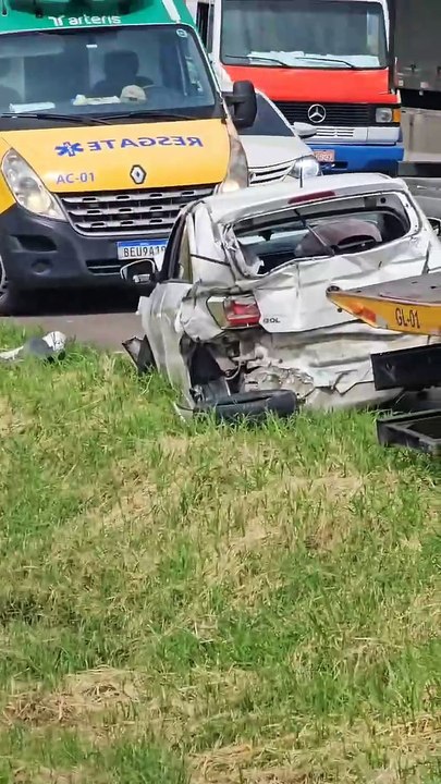 Acidente com carrão da Tesla deixa um ferido no Contorno Leste