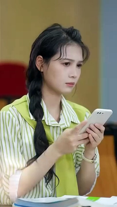 In her past life, her marriage with Chi Yu was loveless. When his first love returned, she left. Reborn as a student, she’s shocked when the once-aloof man now desperately wants her back.