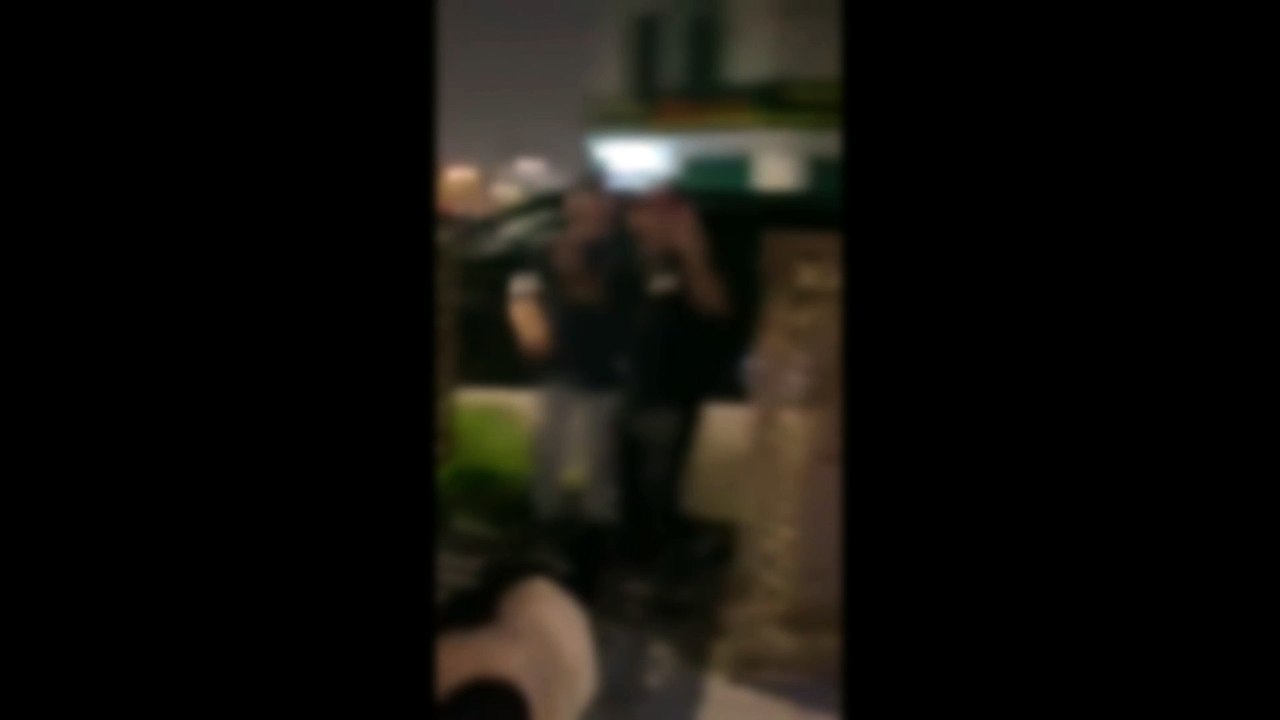 凌晨上演街头斗殴 6男被捕1人送医